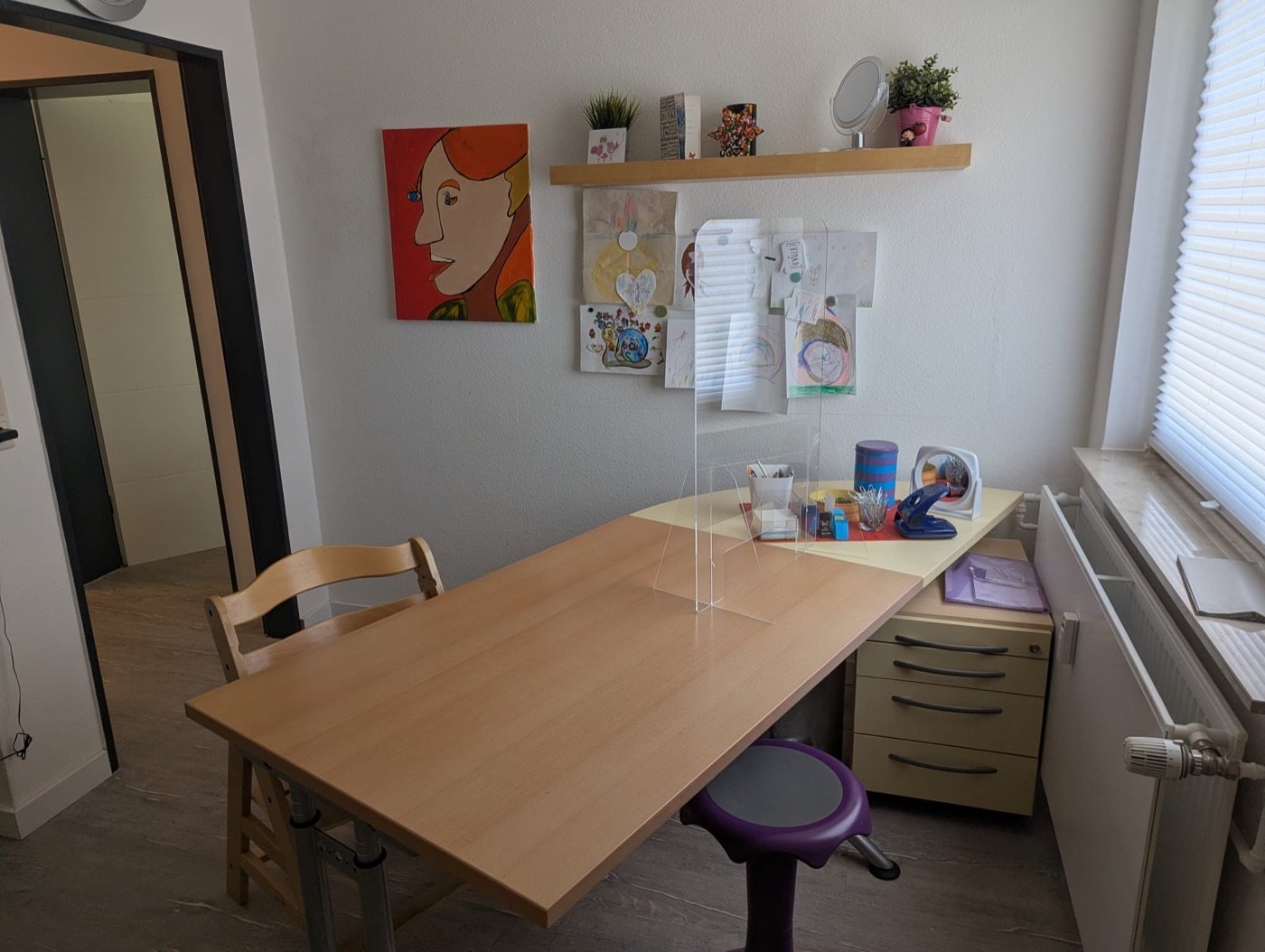 Logopädie-Raum mit Spiegel und kindgerechtem Arbeitsplatz